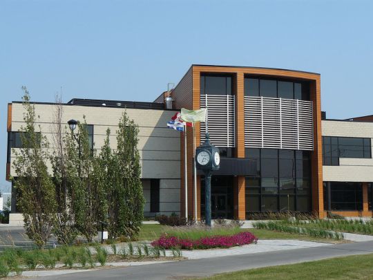 Nous sommes situés en tout juste en face de la bibliothèque municipale.